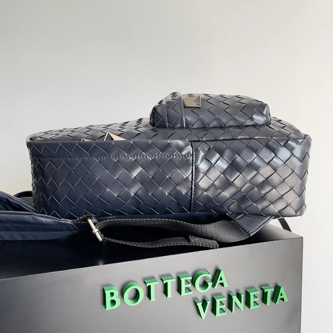 Batch 3100 BV’s new woven backpack is so delicious ~ BV has finally released a backpack that I have been looking forward to for a hundred times ~ Full of details Luxurious leather + ultimate details + invincible capacity, it’s really awesome ~ Unique weaving technology and soft and comfortable calfskin imported from Italy. The design of the wide shoulder straps makes the stress points on the shoulders more even. There is a laptop compartment inside with double zipper opening. Daily commuting is not a problem at all! Style number: 730728 Size: 28*15*41